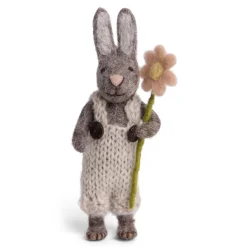 En Gry & Sif Hase mit Hose und Blume